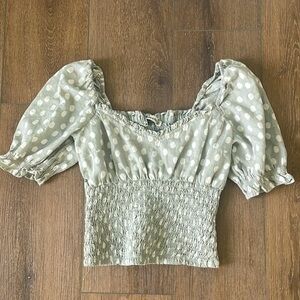 It’s fairly new and had only been worn a few times. Gives a cute cottage vibe